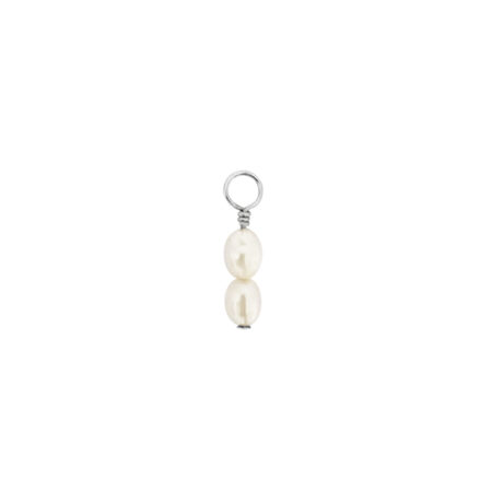 Vintage zilveren hanger gecentreerd op een witte achtergrond